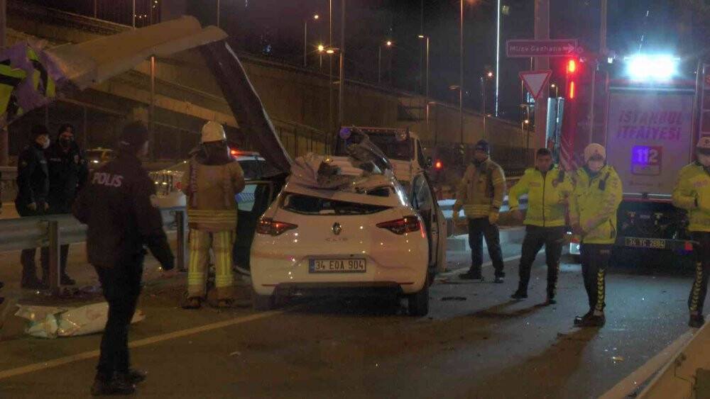 Otomobil ok gibi bariyerlere saplandı: 1 ölü