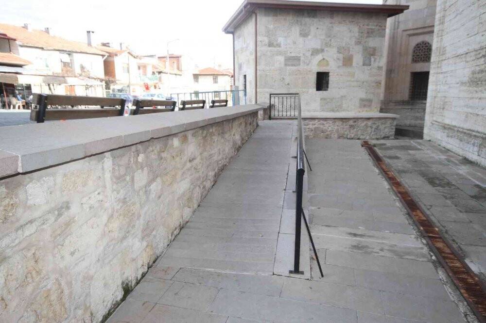 Beyşehir’deki tarihi Eşrefoğlu Camisi’nde engelli bireylere engelsiz ziyaret imkanı