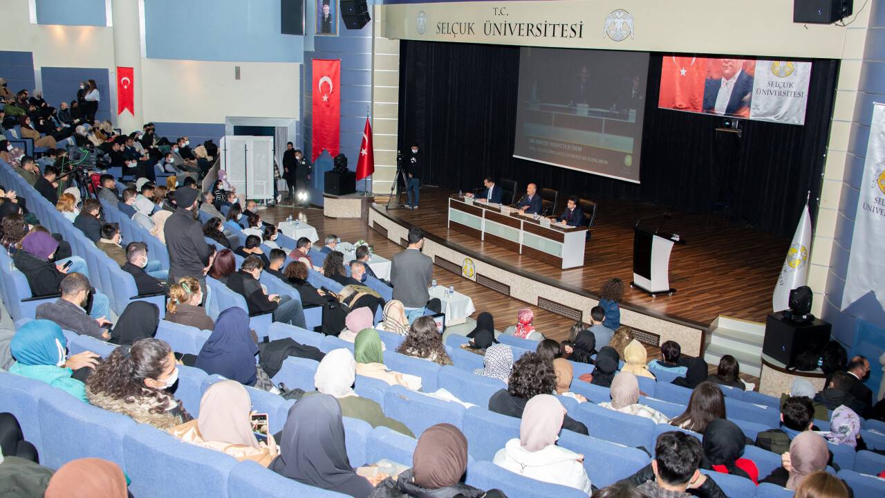selcuk-universitesinde-diplomaside-yabanci-dilin-onemi-anlatildi-2.jpg