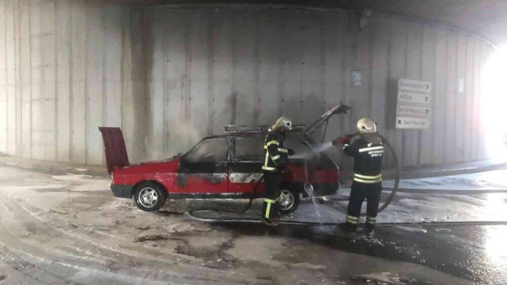Seyir halindeki araç alev alev yandı