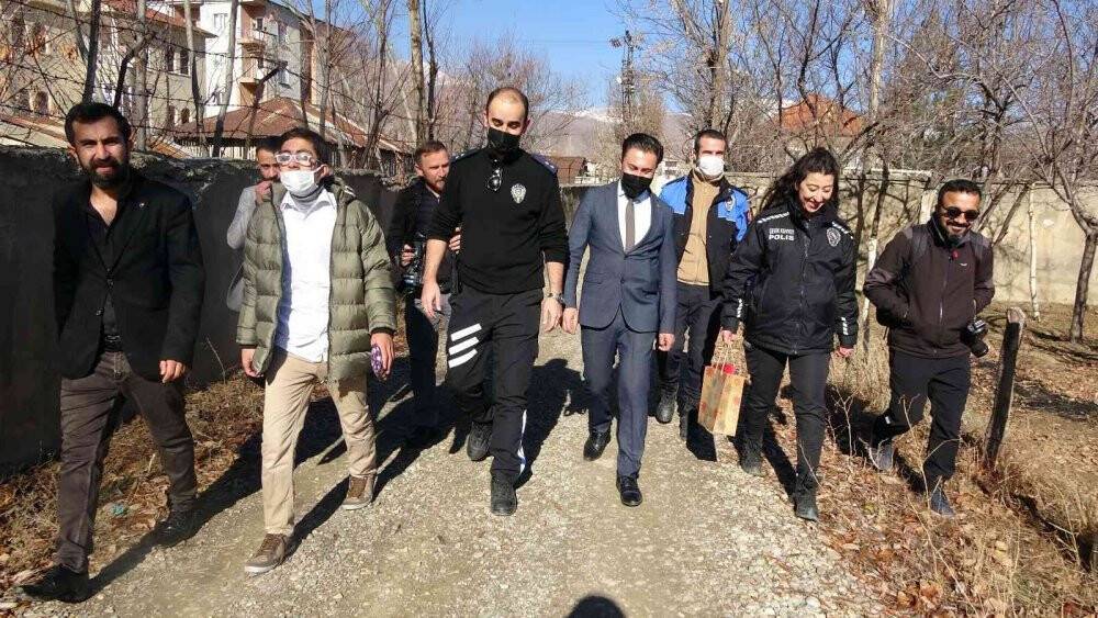 Yüksekova polisi bir kilometre yürüyerek Emir’e sürpriz yaptı