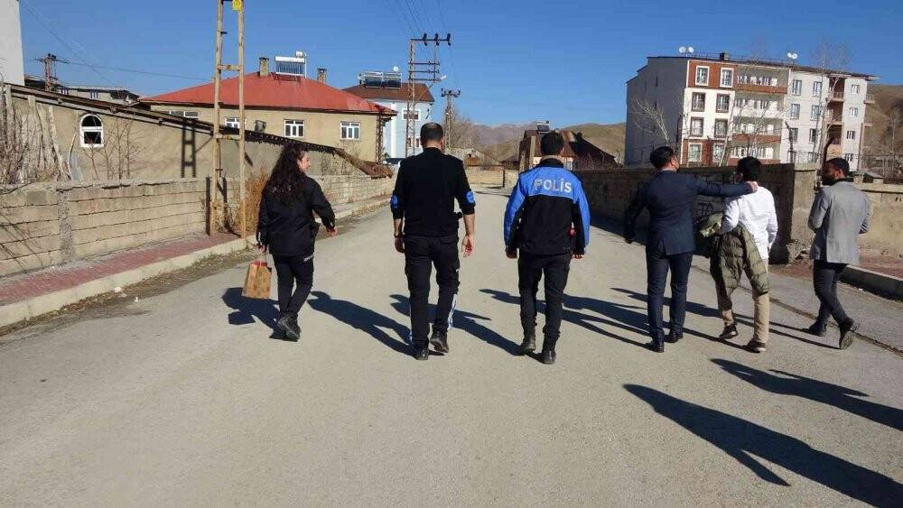 Yüksekova polisi bir kilometre yürüyerek Emir’e sürpriz yaptı