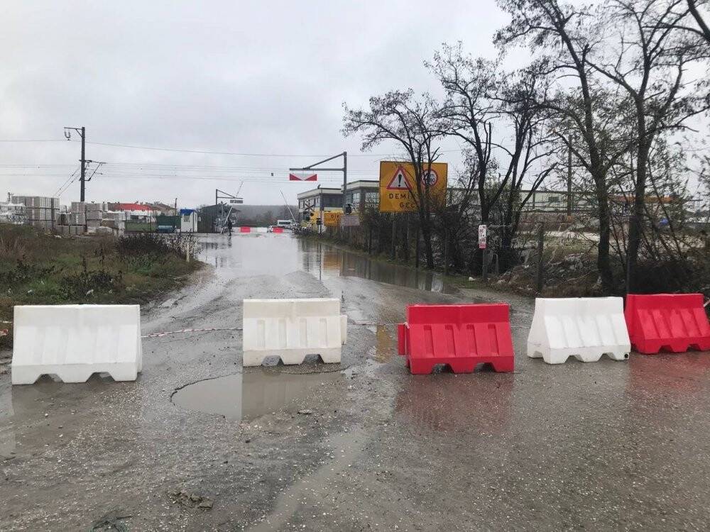 Yağmur sebebiyle göle dönen yollar trafiğe kapatıldı