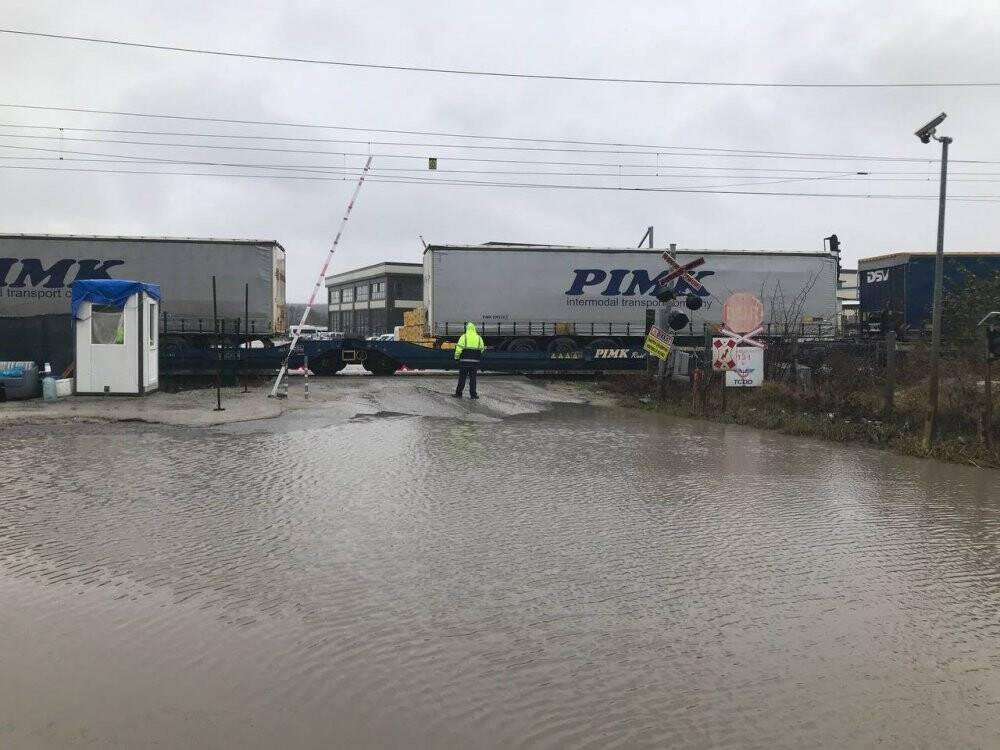 Yağmur sebebiyle göle dönen yollar trafiğe kapatıldı
