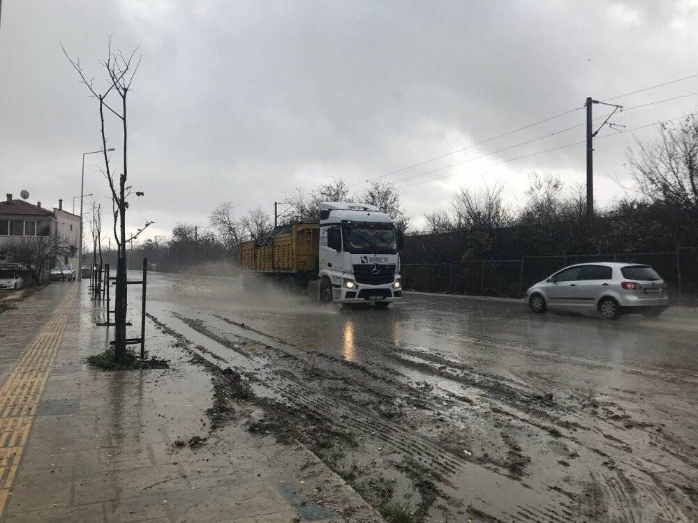 Sağanak yağmur sonrası yollar göle döndü