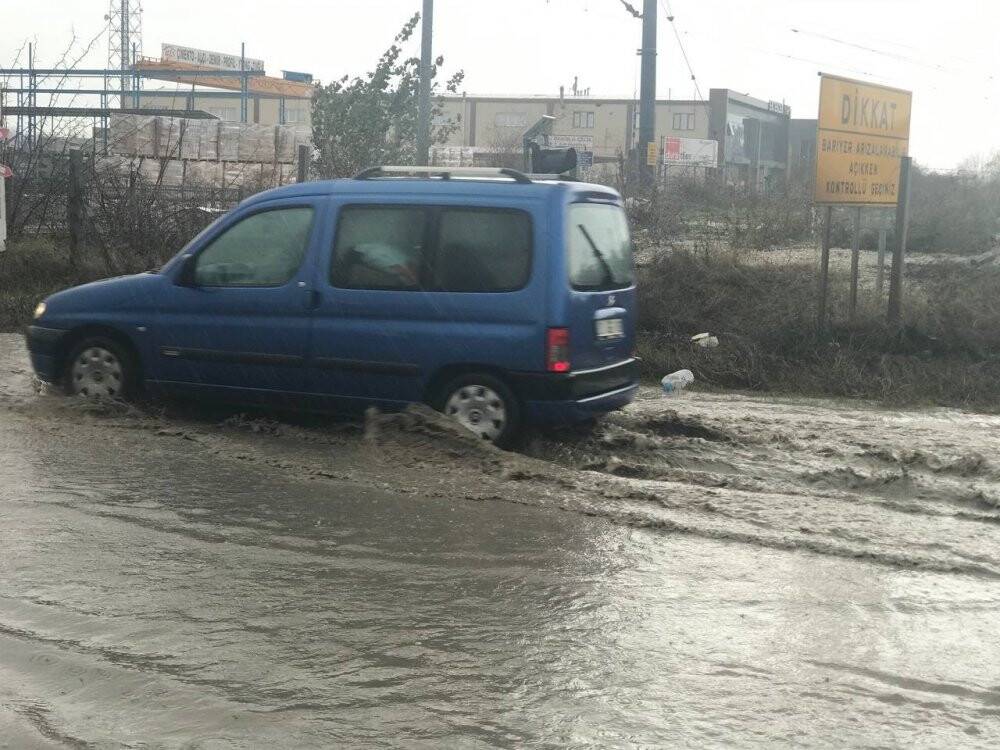 Sağanak yağmur sonrası yollar göle döndü