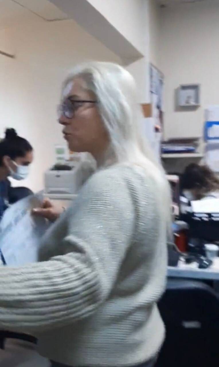 Acil serviste maske takmayan anne kıza tepki yağdı