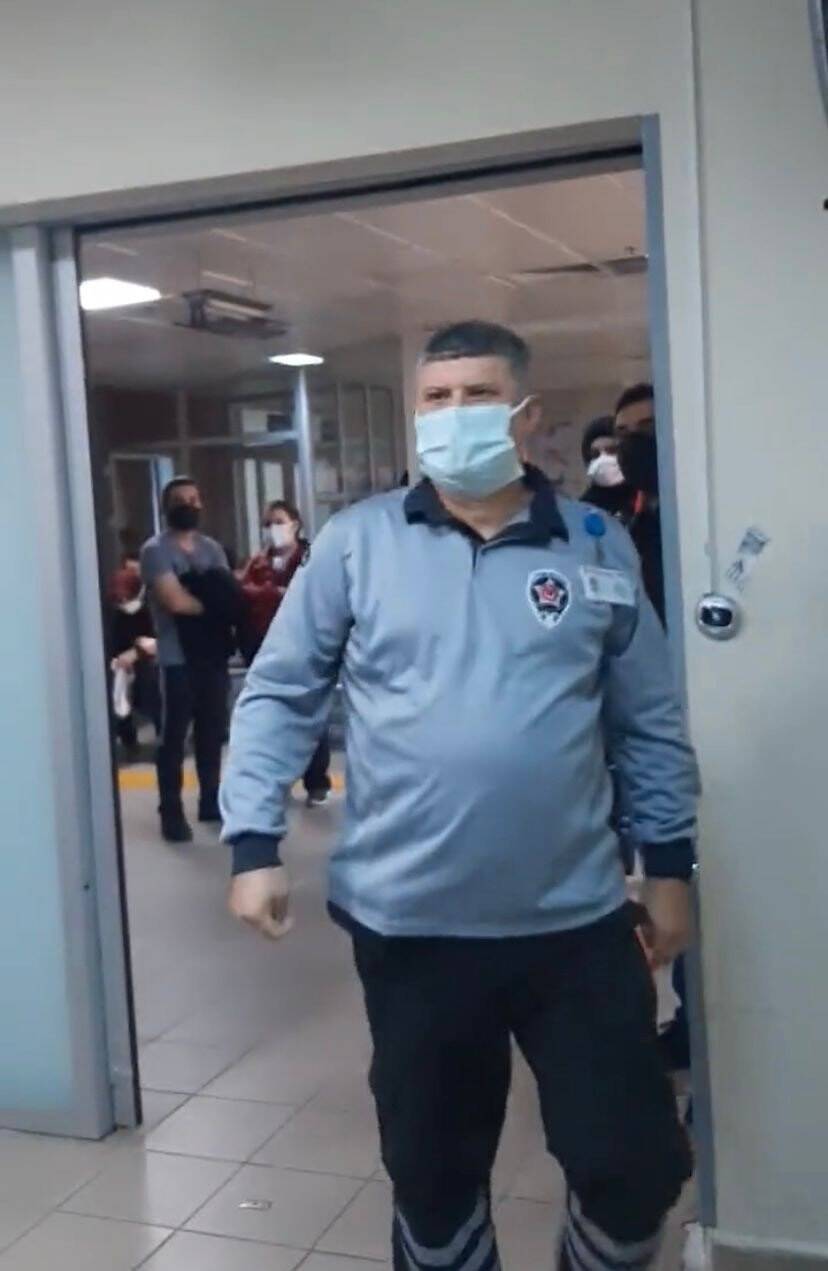 Acil serviste maske takmayan anne kıza tepki yağdı