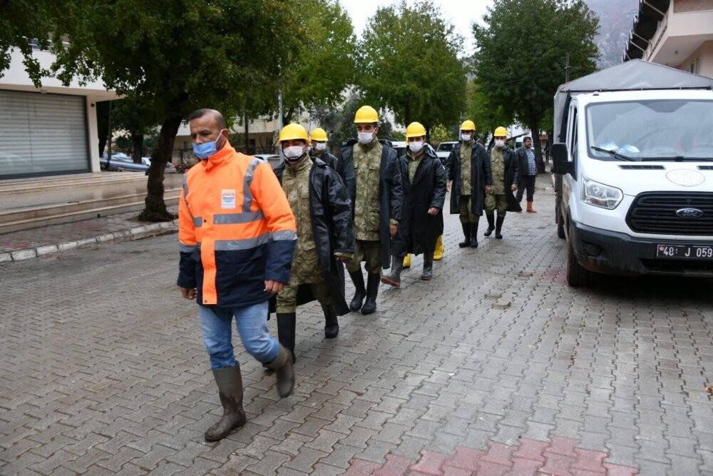 Mehmetçik’ten yağışlar sonucu ev ve işyerleri hasar gören vatandaşlara yardım