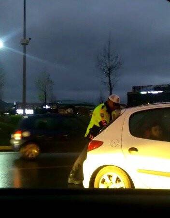 Arızalanan otomobilin yardımına polis ekipleri koştu