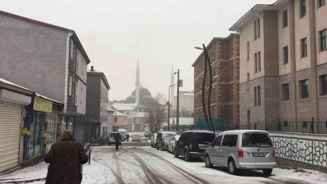 Karlıova’da kar yağışı
