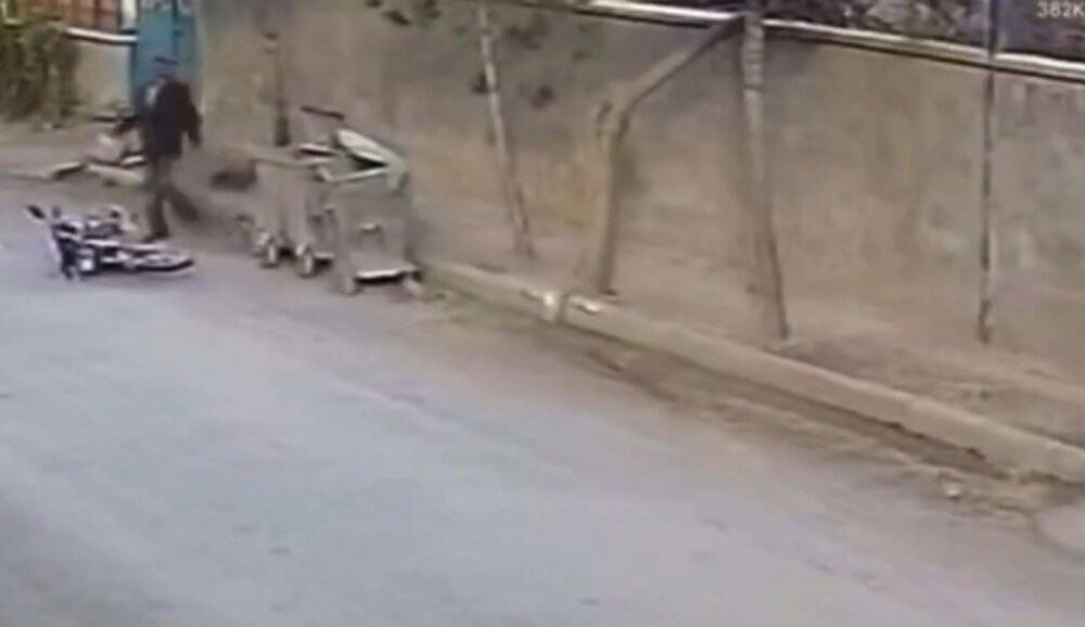 Çöp konteynerine çarpıp takla attı, çöpteki kedi fırladı