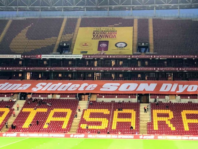 İstanbul polisi, Galatasaray-Fenerbahçe kadın futbol takımları arasındaki müsabakada KADES’i tanıttı