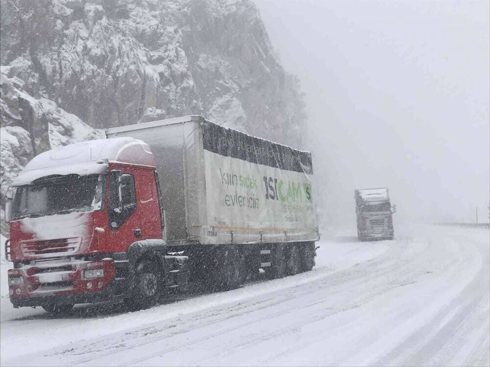 Konya-Antalya karayolunda kar kalınlığı 30 santime ulaştı