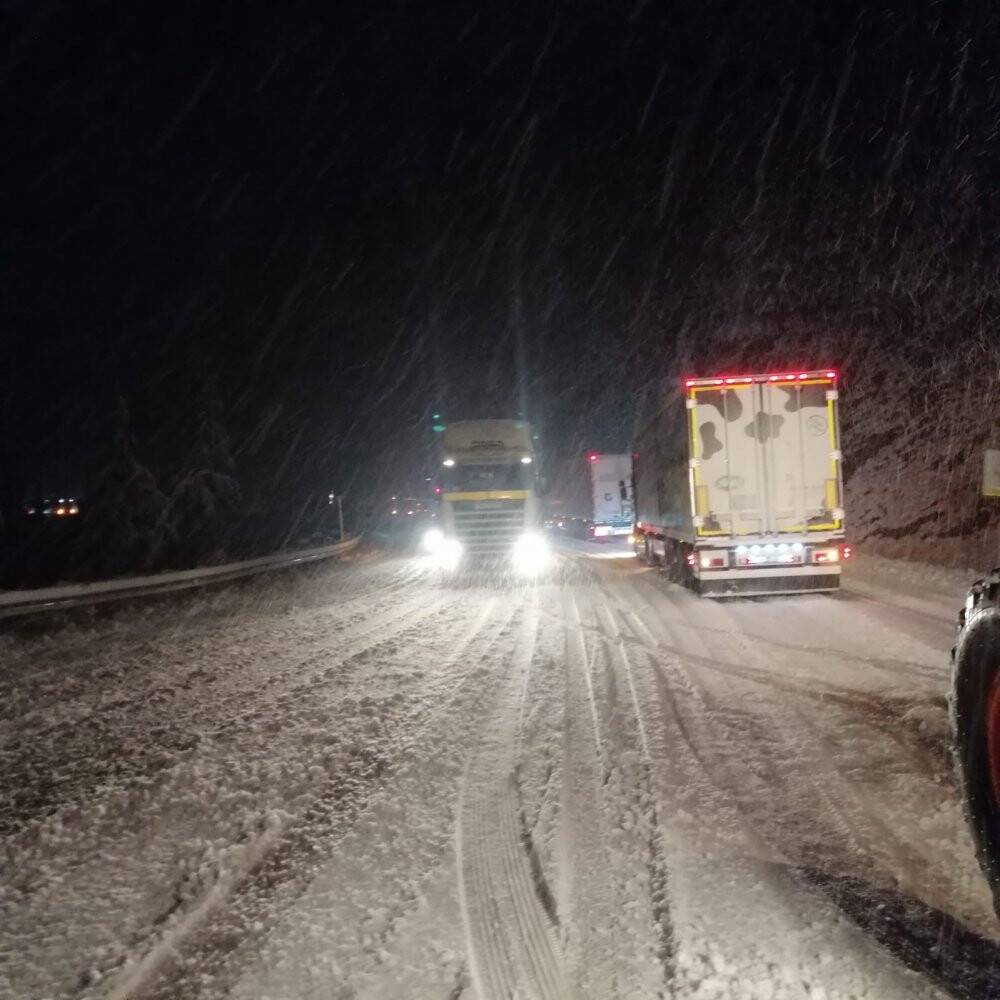 Konya-Antalya karayolunda kar kalınlığı 30 santime ulaştı