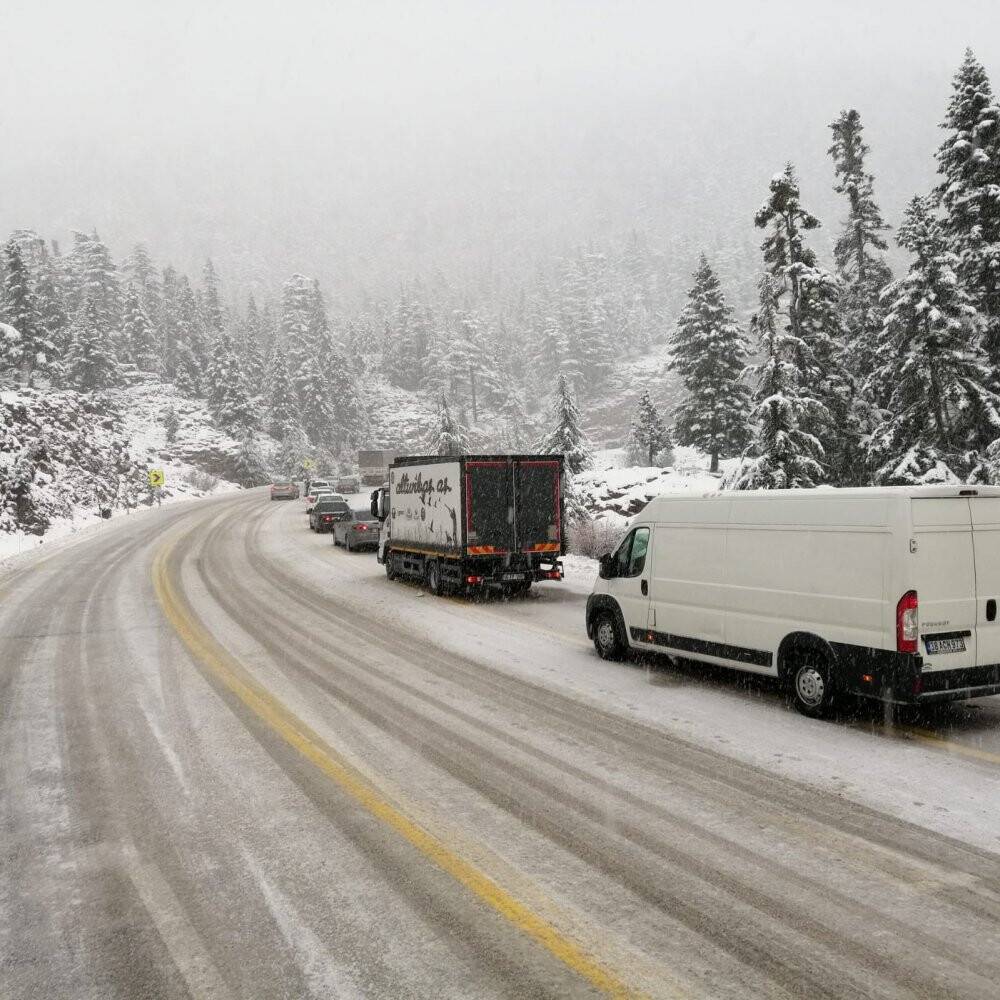 Konya-Antalya karayolunda kar kalınlığı 30 santime ulaştı