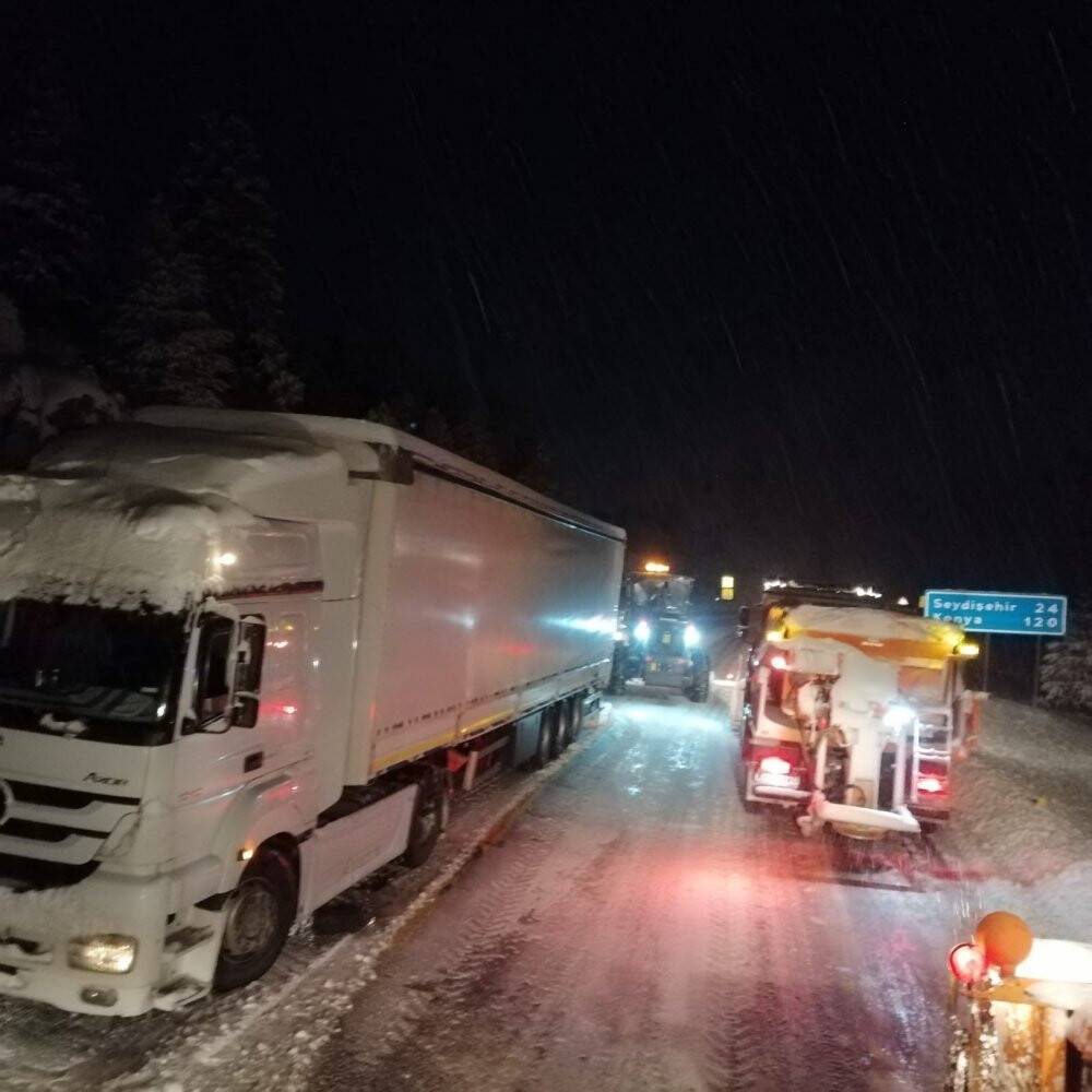 Konya-Antalya karayolunda kar kalınlığı 30 santime ulaştı