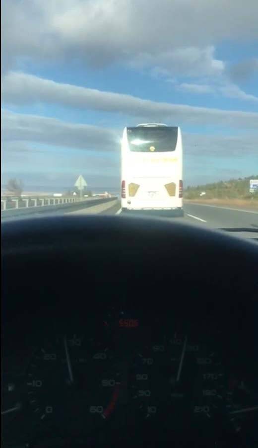 Konya yolunda çevre yolunu yarış pisti sanan otobüs sürücüsü böyle görüntülendi