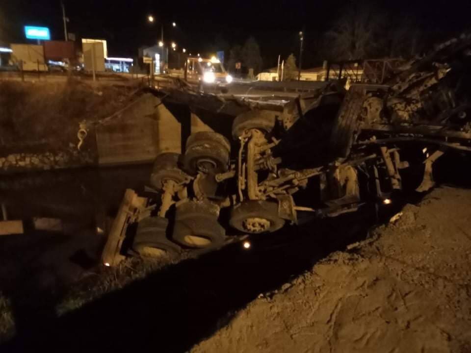 Konya yolunda kaza! Süt kamyonu kanala uçtu