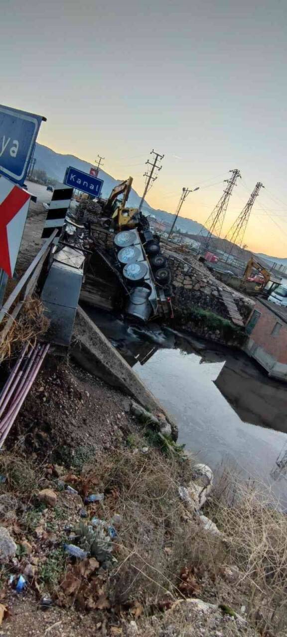Konya yolunda kaza! Süt kamyonu kanala uçtu