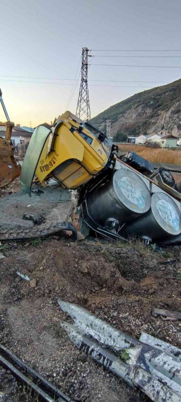 Konya yolunda kaza! Süt kamyonu kanala uçtu