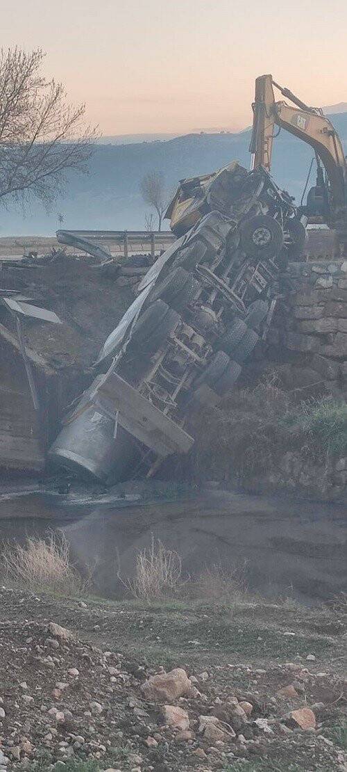 Konya yolunda kaza! Süt kamyonu kanala uçtu