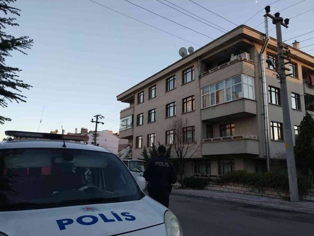 Konya'da balkondan elektrik tellerine metre uzatan çocuk akıma kapıldı