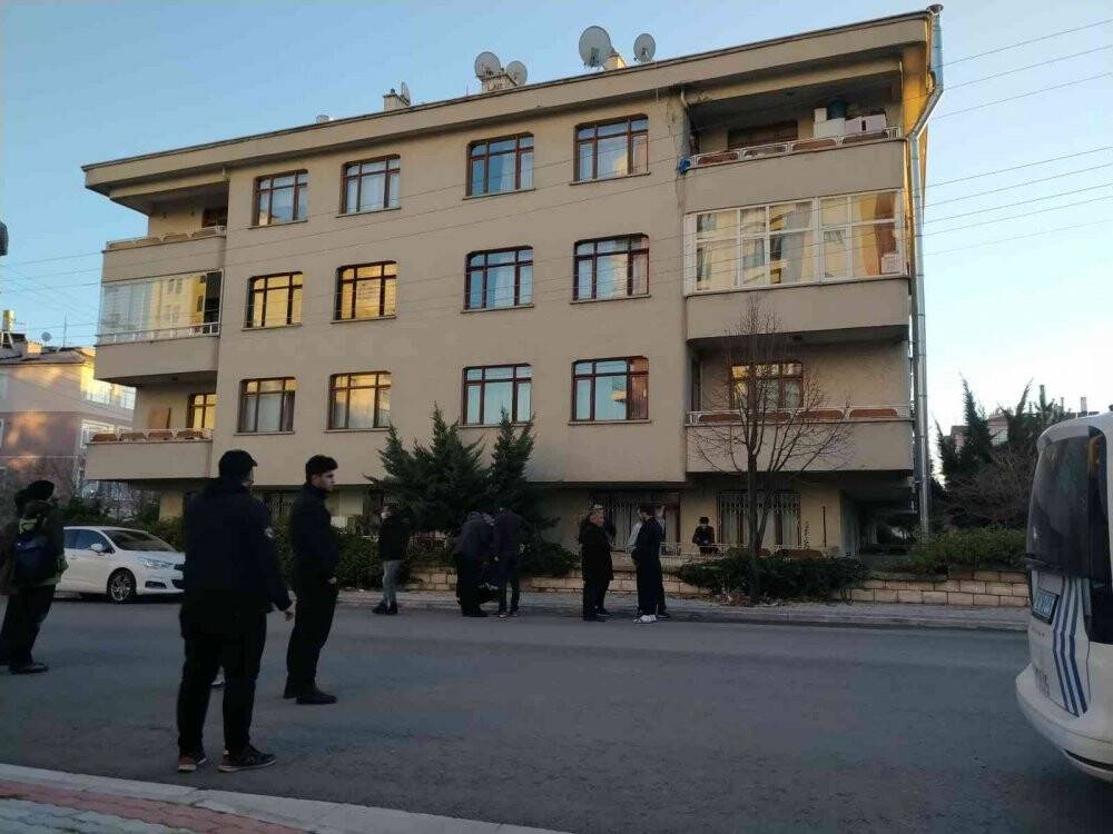 Konya'da balkondan elektrik tellerine metre uzatan çocuk akıma kapıldı