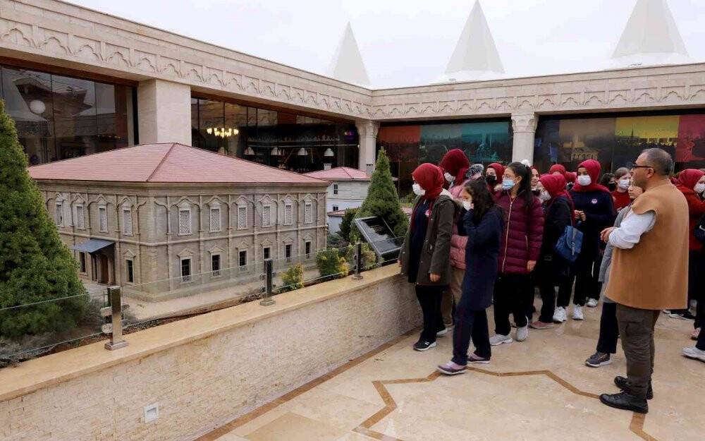 Konya’da öğrenciler Hazreti Mevlana’yı ve semayı yakından tanıyor