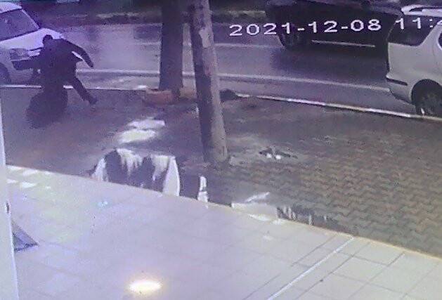 Öfkeli koca evi terk eden karısını 230 kilometre takip edip sokak ortasında bıçakladı