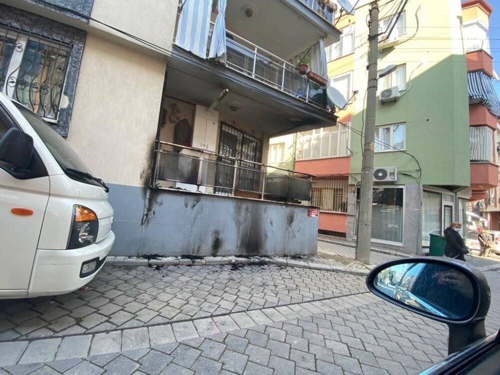 Perdeleri ateşe verip kaçtı