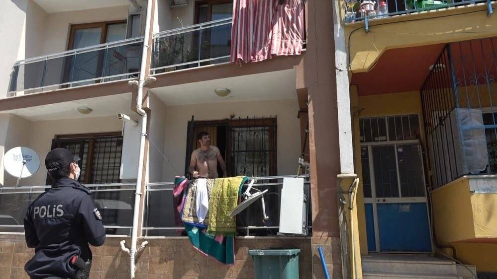 Perdeleri ateşe verip kaçtı