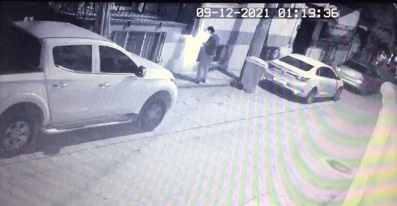 Perdeleri ateşe verip kaçtı