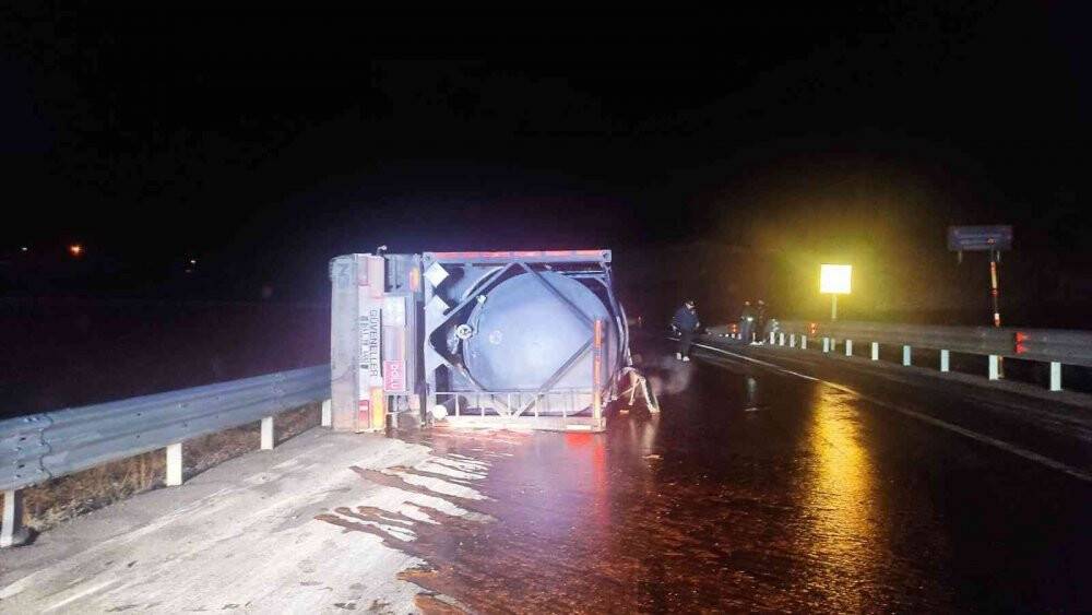 Sıvı tarım maddesi taşıyan tır devrildi: 1 yaralı