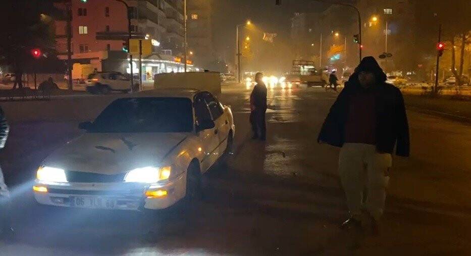 Karşıdan karşıya geçmek isteyen genç kıza otomobil çarptı