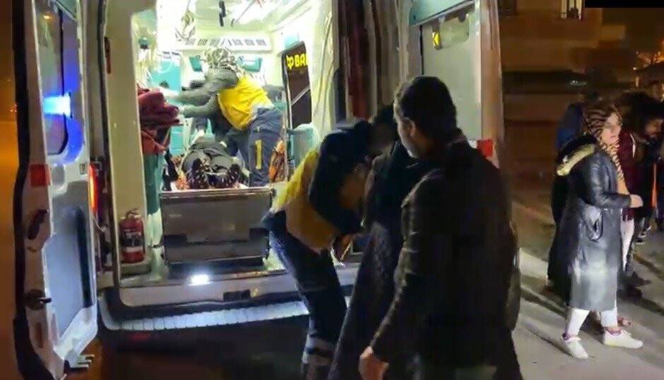 Karşıdan karşıya geçmek isteyen genç kıza otomobil çarptı