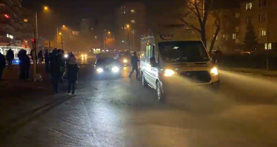 Karşıdan karşıya geçmek isteyen genç kıza otomobil çarptı