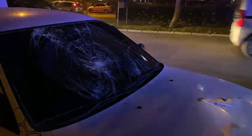 Karşıdan karşıya geçmek isteyen genç kıza otomobil çarptı