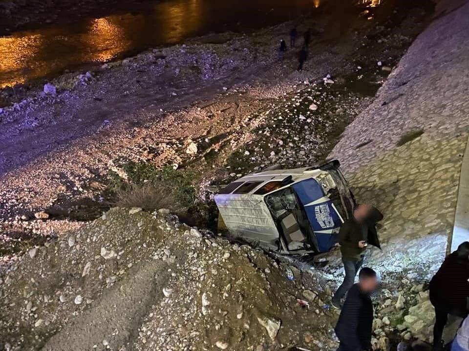 Osmaniye’de minibüs köprüden Savrun Çayı’na uçtu: 3 yaralı