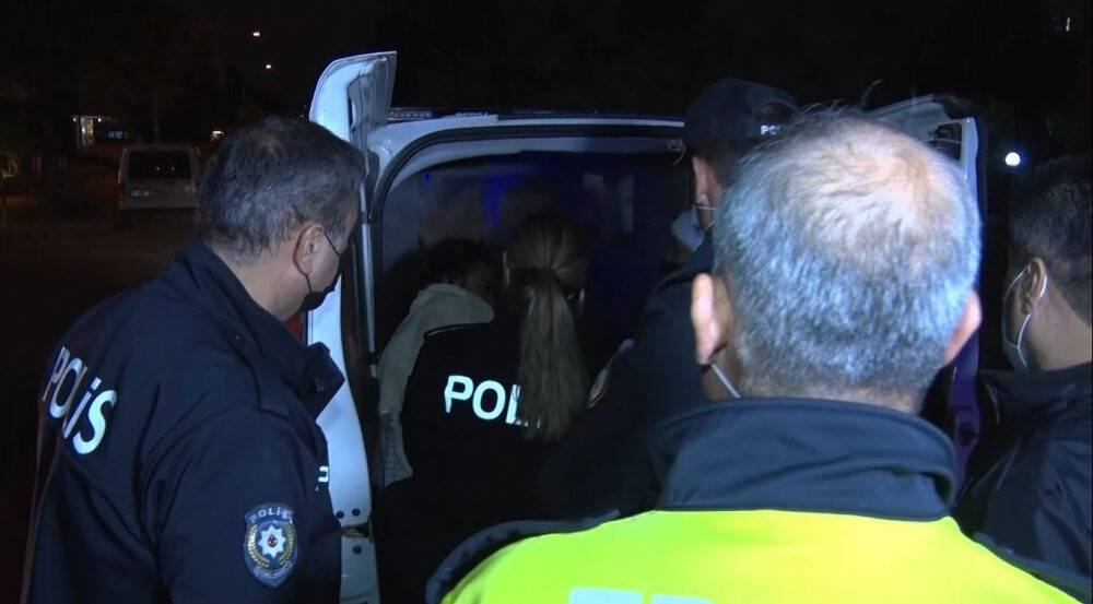Alkollü Rus kadın kendini otomobile kilitledi, polise zor anlar yaşattı