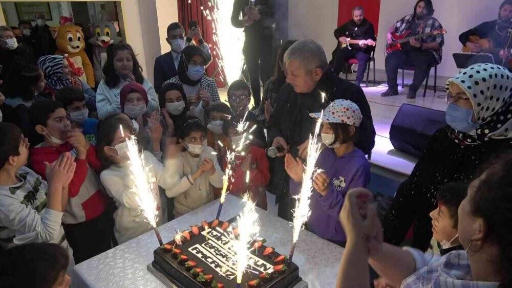 Başkan Sarı, 60’ncı yaş gününü çocuk yuvasında kutladı