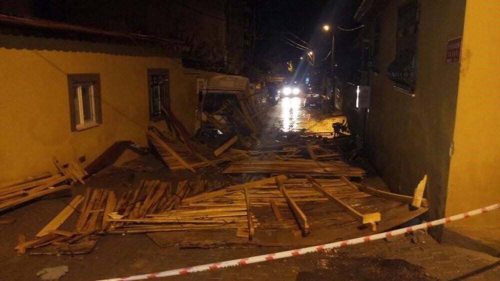 Fırtına çatıyı uçurdu