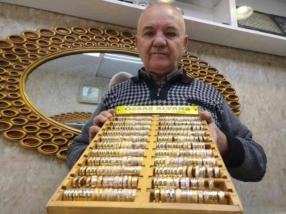 Konya'da hırsızlık! 50 liralık bileklik aldılar, 1 milyon liralık pırlantayı şalvara saklayıp götürdüler