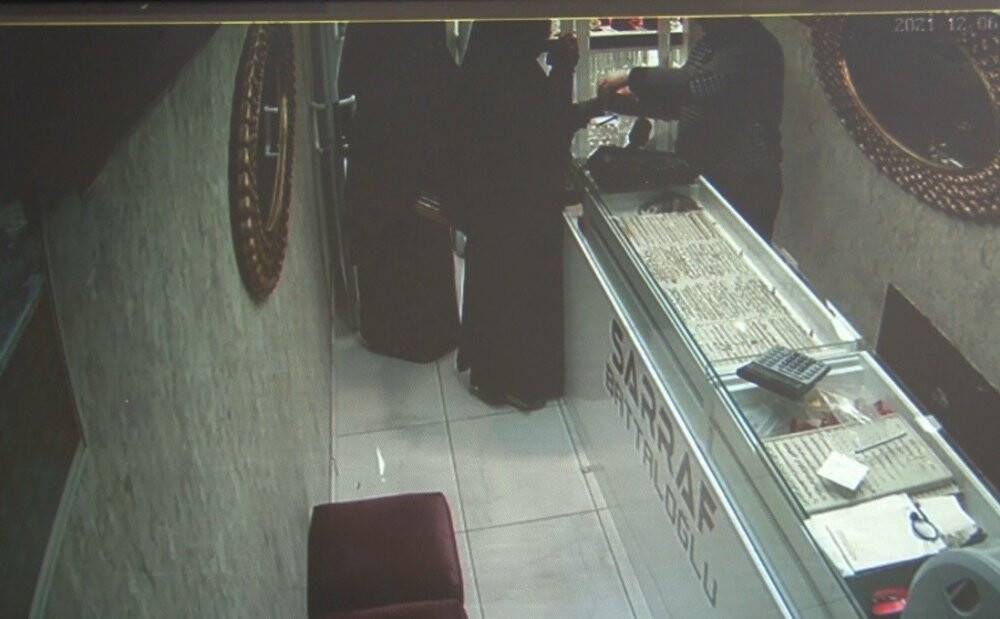 Konya'da hırsızlık! 50 liralık bileklik aldılar, 1 milyon liralık pırlantayı şalvara saklayıp götürdüler