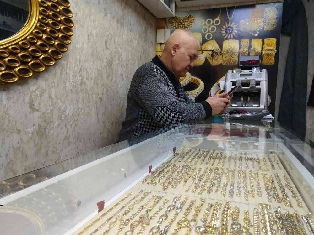 Konya'da hırsızlık! 50 liralık bileklik aldılar, 1 milyon liralık pırlantayı şalvara saklayıp götürdüler