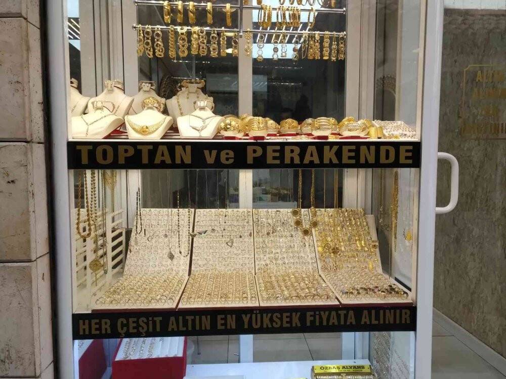 Konya'da hırsızlık! 50 liralık bileklik aldılar, 1 milyon liralık pırlantayı şalvara saklayıp götürdüler