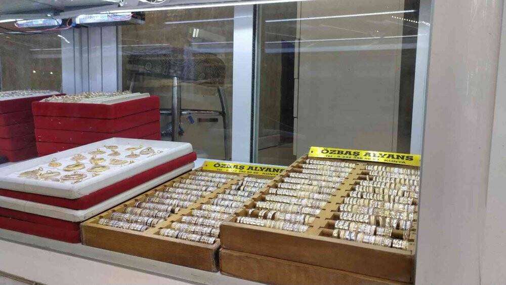 Konya'da hırsızlık! 50 liralık bileklik aldılar, 1 milyon liralık pırlantayı şalvara saklayıp götürdüler