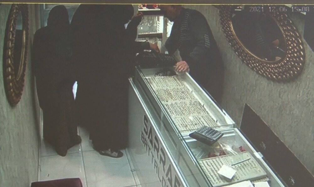 Konya'da hırsızlık! 50 liralık bileklik aldılar, 1 milyon liralık pırlantayı şalvara saklayıp götürdüler