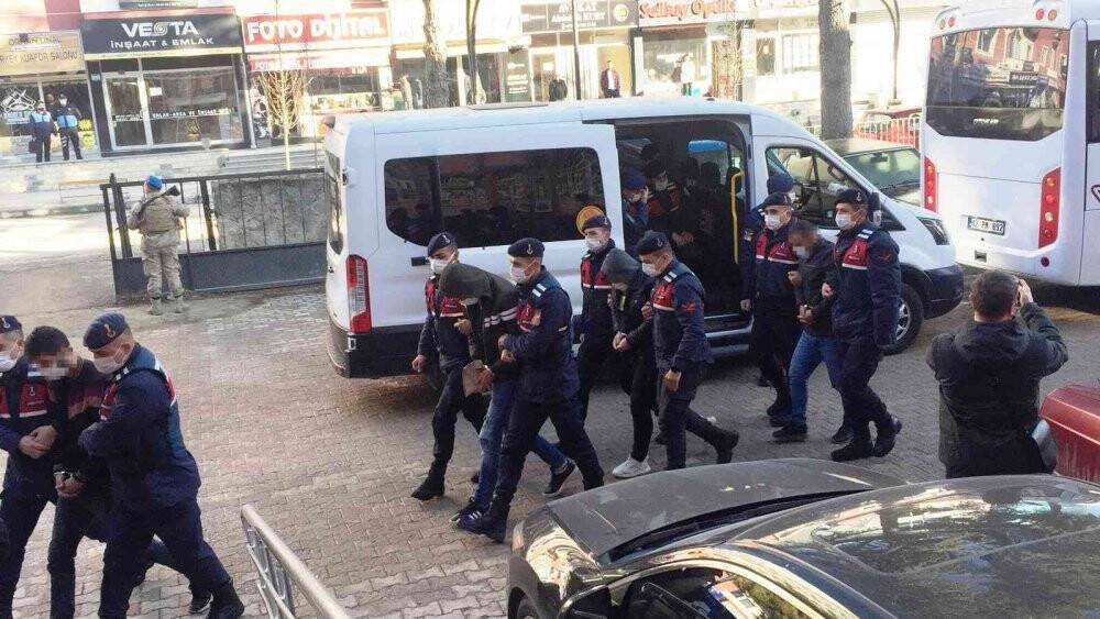 Soruşturmayla ilgili bilgi almaya geldiği adliyede tutuklandı