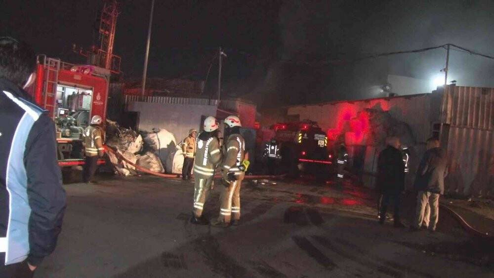 Esenyurt’ta plastik fabrikasındaki yangın söndürüldü
